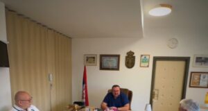 Za Lazarevića skup ispred Radona okupacija i politička predstava zborova koji žele da uteruju strah Sastanak užeg rukovodstva Instituta Niška Banja