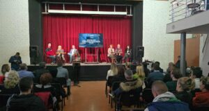 Tribina „Nevidljivi lanci“ o zaštiti dece od digitalnog nasilja i trgovine ljudima održana u Nišu Tribina pod nazivom Nevidljivi lanci