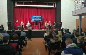 Tribina „Nevidljivi lanci“ o zaštiti dece od digitalnog nasilja i trgovine ljudima održana u Nišu Tribina pod nazivom Nevidljivi lanci