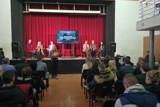 Tribina „Nevidljivi lanci“ o zaštiti dece od digitalnog nasilja i trgovine ljudima održana u Nišu Tribina pod nazivom Nevidljivi lanci
