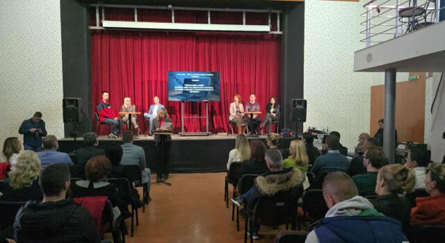 Tribina „Nevidljivi lanci“ o zaštiti dece od digitalnog nasilja i trgovine ljudima održana u Nišu Tribina pod nazivom Nevidljivi lanci