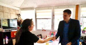 Zamenik gradonačelnika Niša Luka Gašević posetio je Žaklinu Mitrović, razmatra se mogućnosti za dodatnu pomoć ovoj porodici Žaklinu Mitrović i Luka Gašević