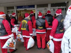 Deda Mrazovi na motorima ulepšali praznike mališanima koji se leče u UKC Članovi moto-kluba Road Guardian