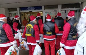 Deda Mrazovi na motorima ulepšali praznike mališanima koji se leče u UKC Članovi moto-kluba Road Guardian