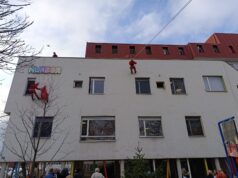 Deda Mrazovi se spustili sa krova Dečije klinike i obradovali mališane paketićima Fazi mraz na Dečijoj klinici u Nišu