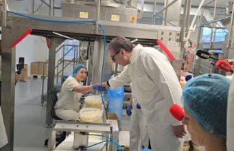 Vučić obišao fabrike u Nišu i okolini: Nastavićemo sa subvencijama, prehrambena industrija slabo razvijena Poseta proizvodnji Yumisa