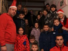 Kada komšiluk postane porodica – zgrada puna dece, osmeha i praznične topline