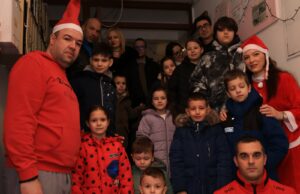 Kada komšiluk postane porodica – zgrada puna dece, osmeha i praznične topline Kada komšiluk postane porodica