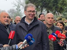 Prikaz vojnog naoružanja u kasarni Mija Stanimirović. Vučić: Veoma moćno oružje štiti građane Niša