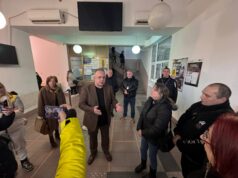 Povučena tačka o roditelju-negovatelju. Roditelji nezadovoljni, a Novaković uverava da će tu odluku doneti Narodna skupština Novaković u razgovoru sa roditeljima o donošenju odluke Roditelj-negovatelj