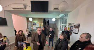 Povučena tačka o roditelju-negovatelju. Roditelji nezadovoljni, a Novaković uverava da će tu odluku doneti Narodna skupština Novaković u razgovoru sa roditeljima o donošenju odluke Roditelj-negovatelj