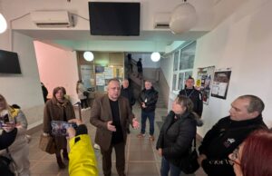 Povučena tačka o roditelju-negovatelju. Roditelji nezadovoljni, a Novaković uverava da će tu odluku doneti Narodna skupština Novaković u razgovoru sa roditeljima o donošenju odluke Roditelj-negovatelj