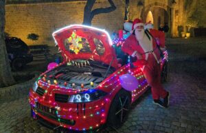Praznični sjaj na četiri točka. Humanitarni auto-skup okupio oko 200 ukrašenih vozila Novogodišnji humanitarni auto-skup