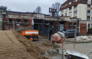 Počela obnova nekadašnje samoposluge na Delijskom visu: Useliće se pošta, mesara i apoteka Obnova nekadašnje samoposluge na Delijskom visu