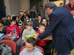 Palilulci humano uz Crne mambe i predstavu za decu obeležili kraj godine Podela paketića GO Palilula