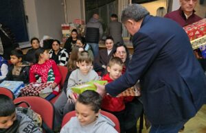 Palilulci humano uz Crne mambe i predstavu za decu obeležili kraj godine Podela paketića GO Palilula