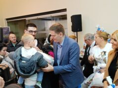 Grad Niš paketićima obradovao decu boraca i osobe sa invaliditetom Podela paketića u Oficirskom domu