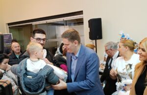 Grad Niš paketićima obradovao decu boraca i osobe sa invaliditetom Podela paketića u Oficirskom domu