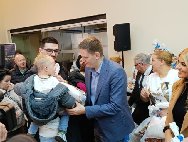 Podela paketića u Oficirskom domu