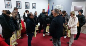 Srednjoškolci sa Kipra gosti Skupštine grada Niša Srednjoškolci sa Kipra gosti Skupštine grada Niša
