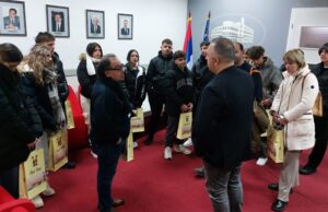 Srednjoškolci sa Kipra gosti Skupštine grada Niša Srednjoškolci sa Kipra gosti Skupštine grada Niša