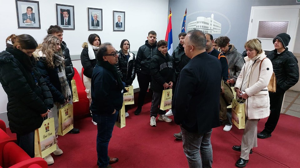 Srednjoškolci sa Kipra gosti Skupštine grada Niša Srednjoškolci sa Kipra gosti Skupštine grada Niša