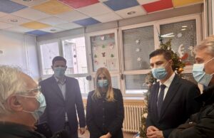 Grad Niš obezbedio oko sto paketića za decu koja se leče u Kliničkom centru Uručenje paketića UKC Niš