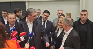 Vučić u Palfingeru: Nemamo dovoljno zavarivača, bravara, stolara… Dualno obrazovanje ključ budućih kadrova Vučić u Palfingeru