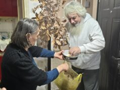 Badnje veče kao nekad: Običaji koji povezuju generacije u domu Dragice Jovanović Badnje veče kod Dragice Jovanović doček Badnjaka i slame Boban Sević