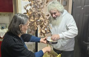 Badnje veče kao nekad: Običaji koji povezuju generacije u domu Dragice Jovanović Badnje veče kod Dragice Jovanović doček Badnjaka i slame Boban Sević