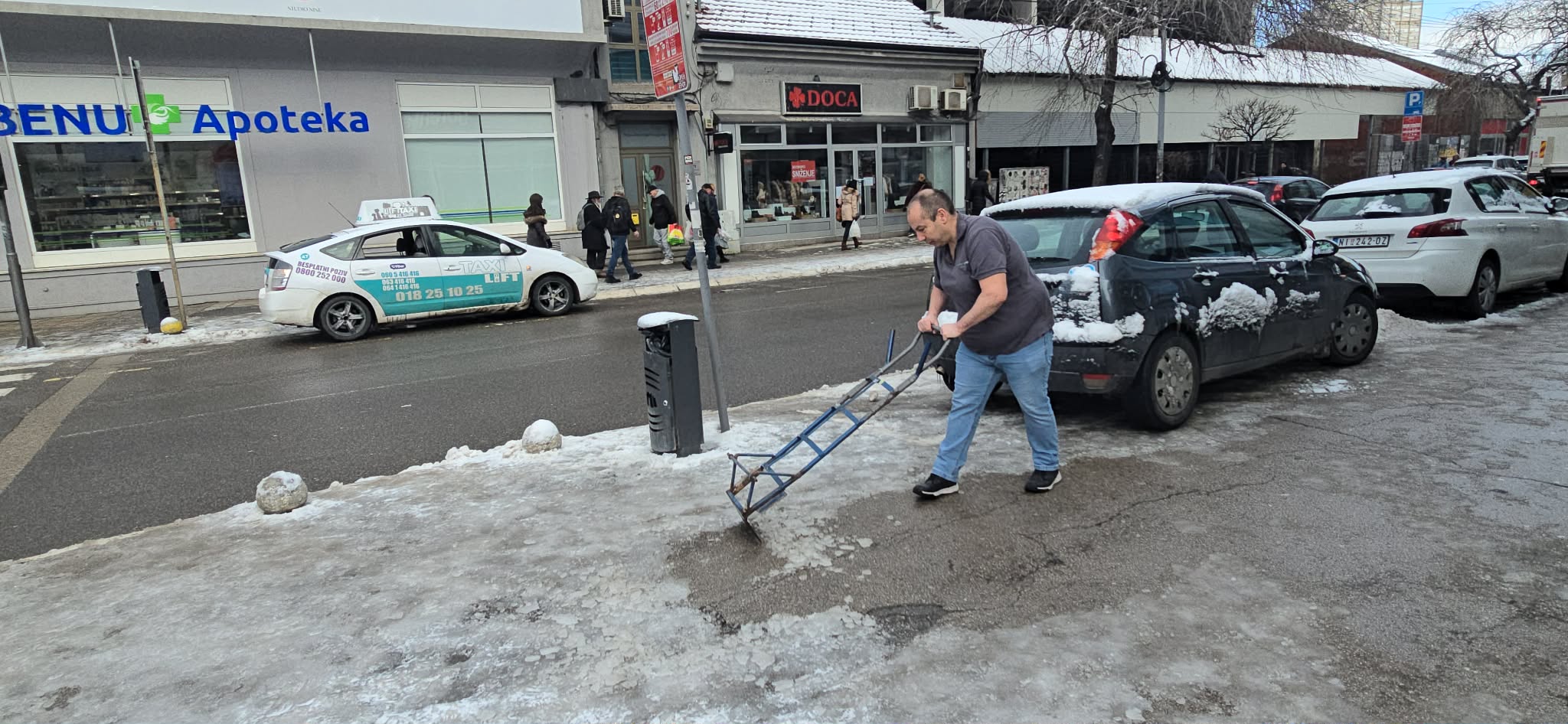 Čišćenje ispred lokala