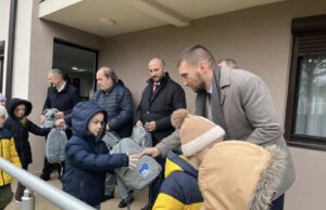 GO Niška Banja darivala osnovce povodom školske slave Svetog Save Darivanje osnovaca