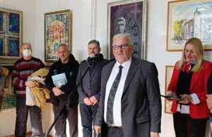 Kreativnost ne zna za godine. U Galeriji NKC-a otvorena izložba „Treće doba dela stvara” Izložba Treće doba dela stvara