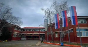 GRAD NIŠ DONEO VAŽNU ODLUKU! : Zastave na jarbolima u svim niškim školama Humanitarna misija u OŠ Sveti Sava