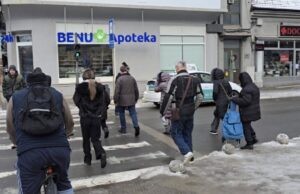 Komunalna milicija danas opominjala vlasnike lokala da očiste sneg i led u Dušanovoj Dušanova ulica