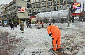 JKP Mediana: Niške ulice i trotoari potpuno prohodni, u toku radovi na uklanjanju leda. Na terenu 200 radnika sa lopatama JKP Mediana čišćenje snega