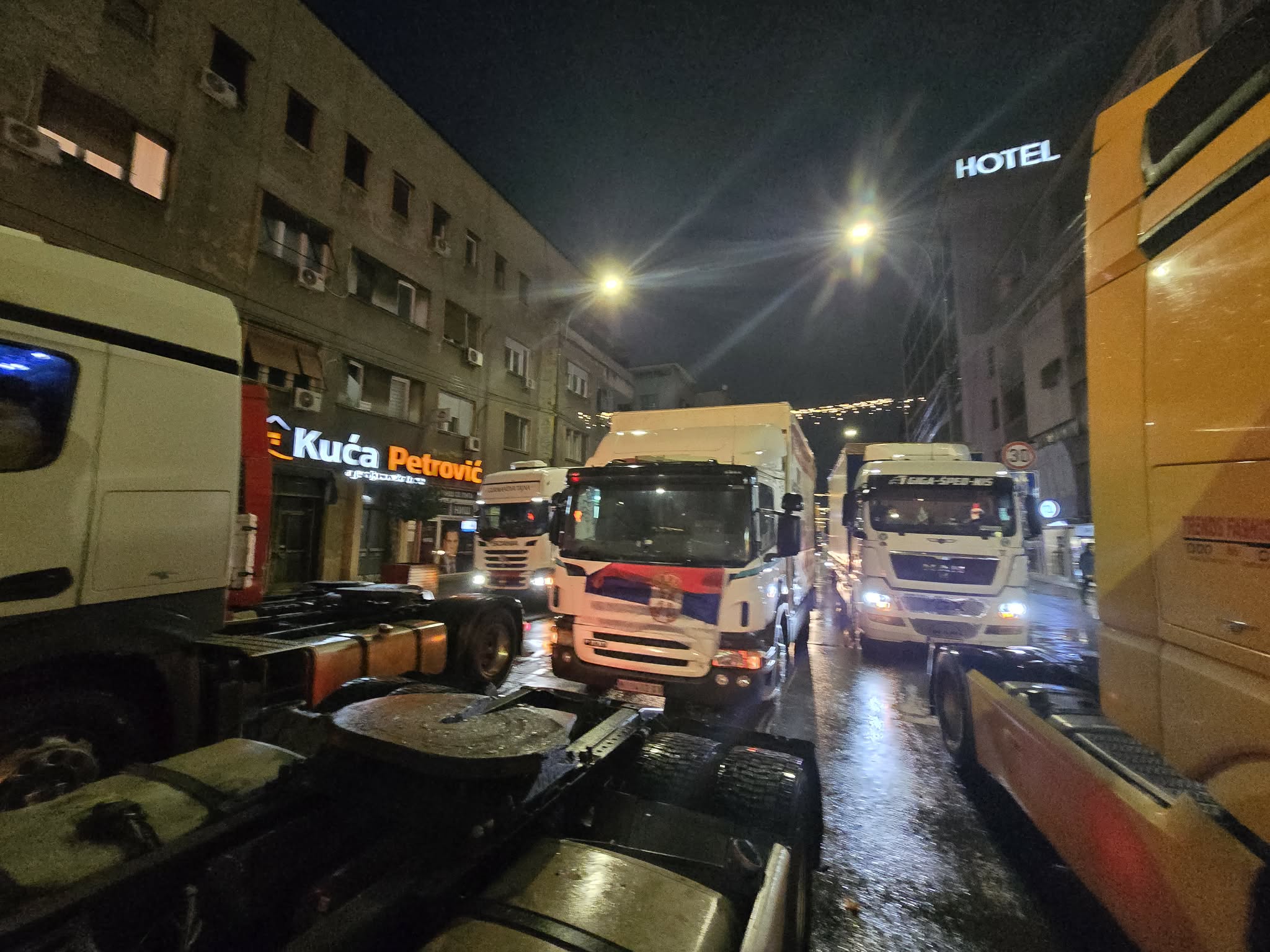 Kamiondžije drugari sa druma