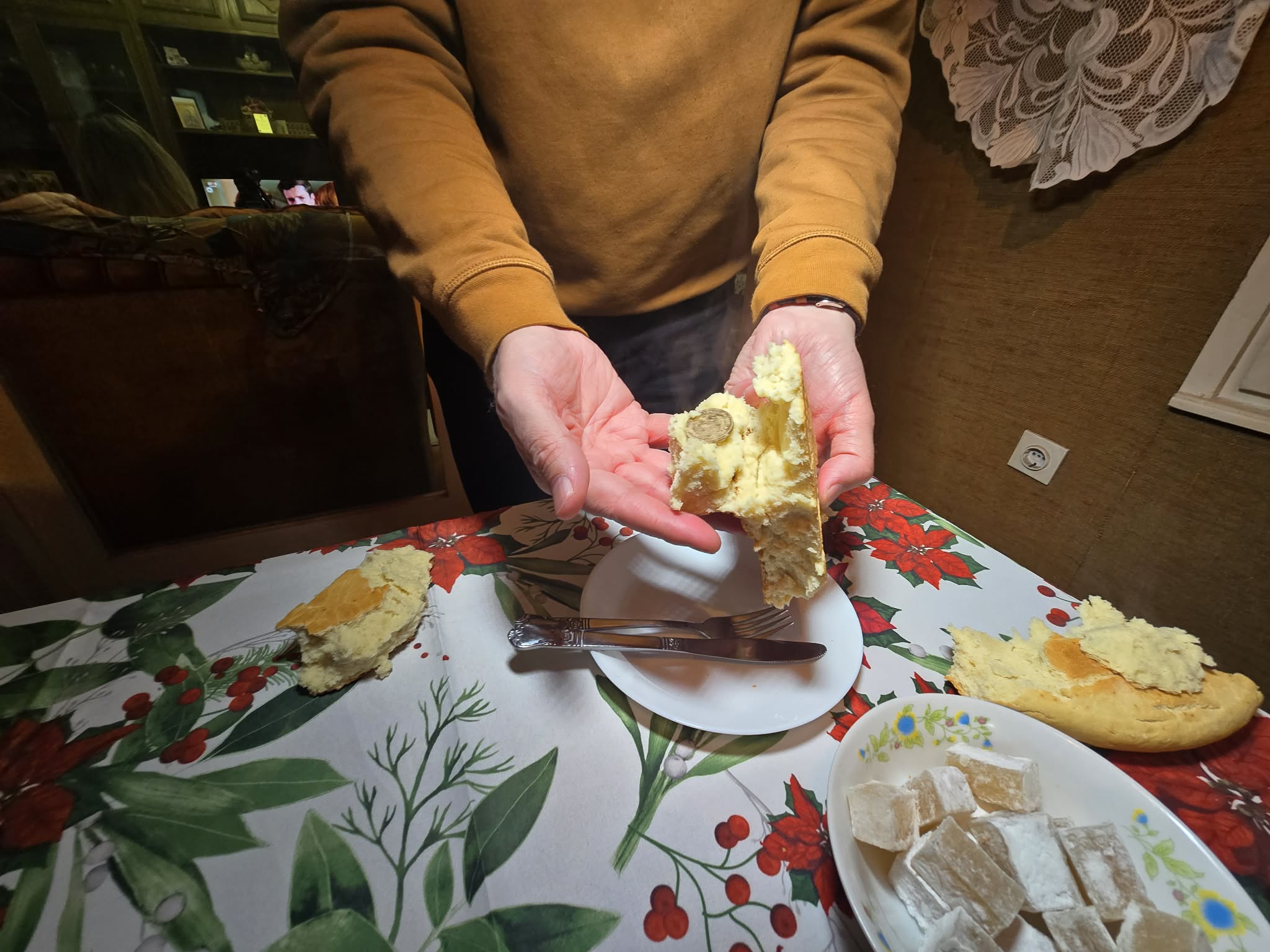 Lomljenje česnice i pronalaženje srećnog novčića