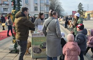 ZOO Planet prikuplja donacije kroz druženje sa konjićima i suvenire na Trgu kralja Milana