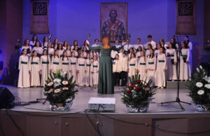 Trideset godina glasa i vere: Orden Svetog Romana Đuniškog Dečje–omladinskom horu „Branko“ na Božićnom koncertu Niška crkveno pevačka družina Branko