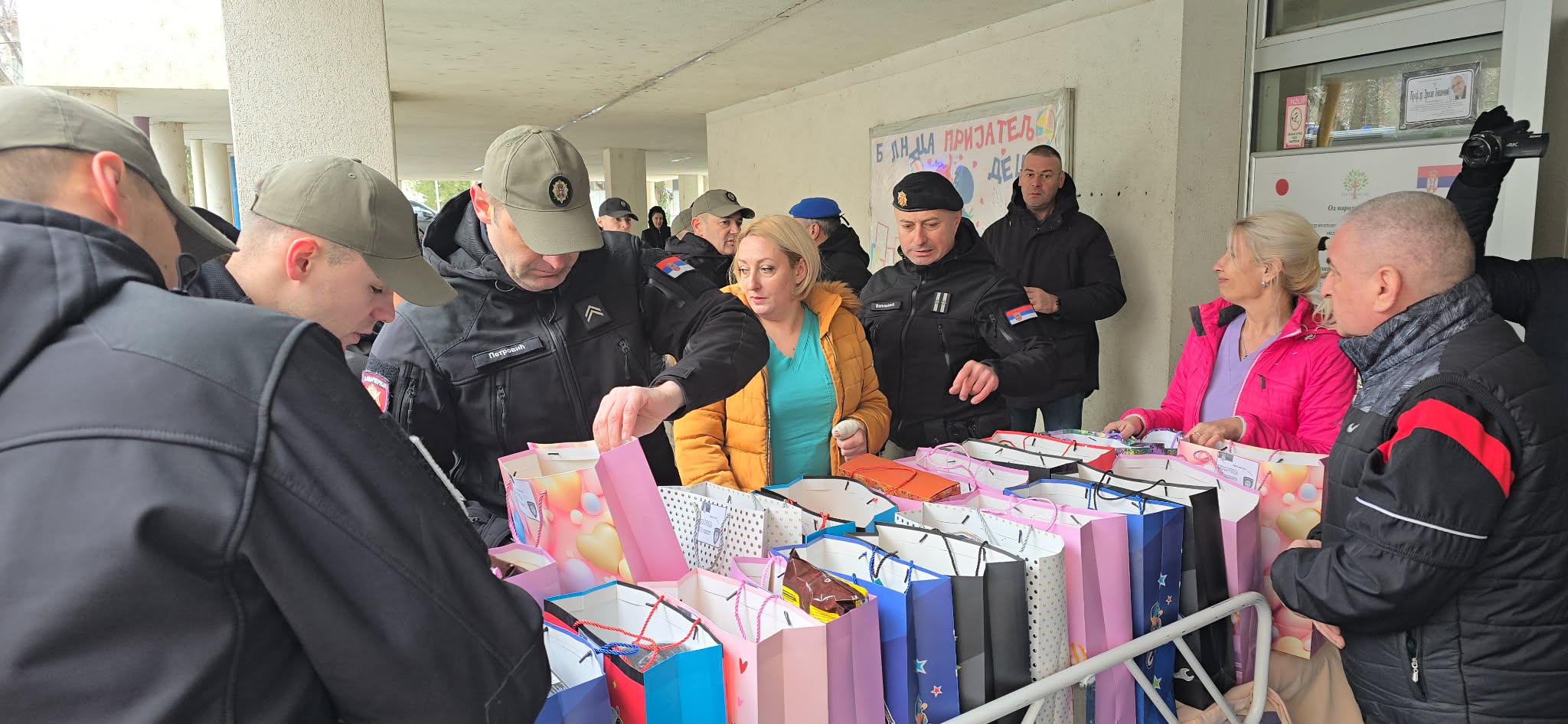 Niški žandarmi doneli poklone za decu koja se leče na Dečijoj klinici