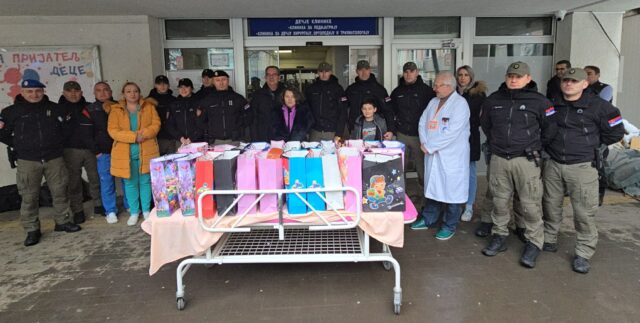 Niški žandarmi podelili 112 paketića mališanima koji se leče u UKC Niš Niški žandarmi podelili 112 paketića mališanima koji se leče u UKC Niš