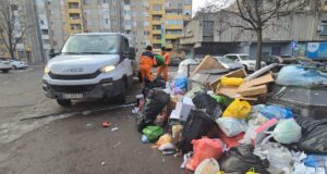 NEPROPISNO ODLAGANJE OTPADA U NIŠU: Tokom 2025. godine više od 200 kazni zbog narušavanja javne higijene Odnošenje nepropisano bačenog smeća