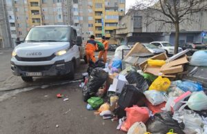 NEPROPISNO ODLAGANJE OTPADA U NIŠU: Tokom 2025. godine više od 200 kazni zbog narušavanja javne higijene Odnošenje nepropisano bačenog smeća