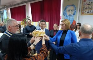 Slava škole „Dr Zoran Đinđić” u Brzom Brodu obeležena priredbom đaka: Najavljena nova fiskulturna sala Rezanje slavskog kolača u OŠ Dr Zoran Đinđić