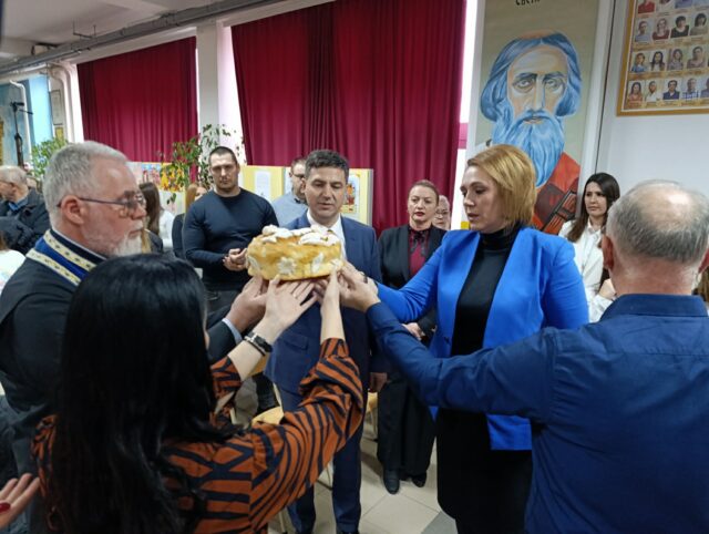 Rezanje slavskog kolača u OŠ Dr Zoran Đinđić