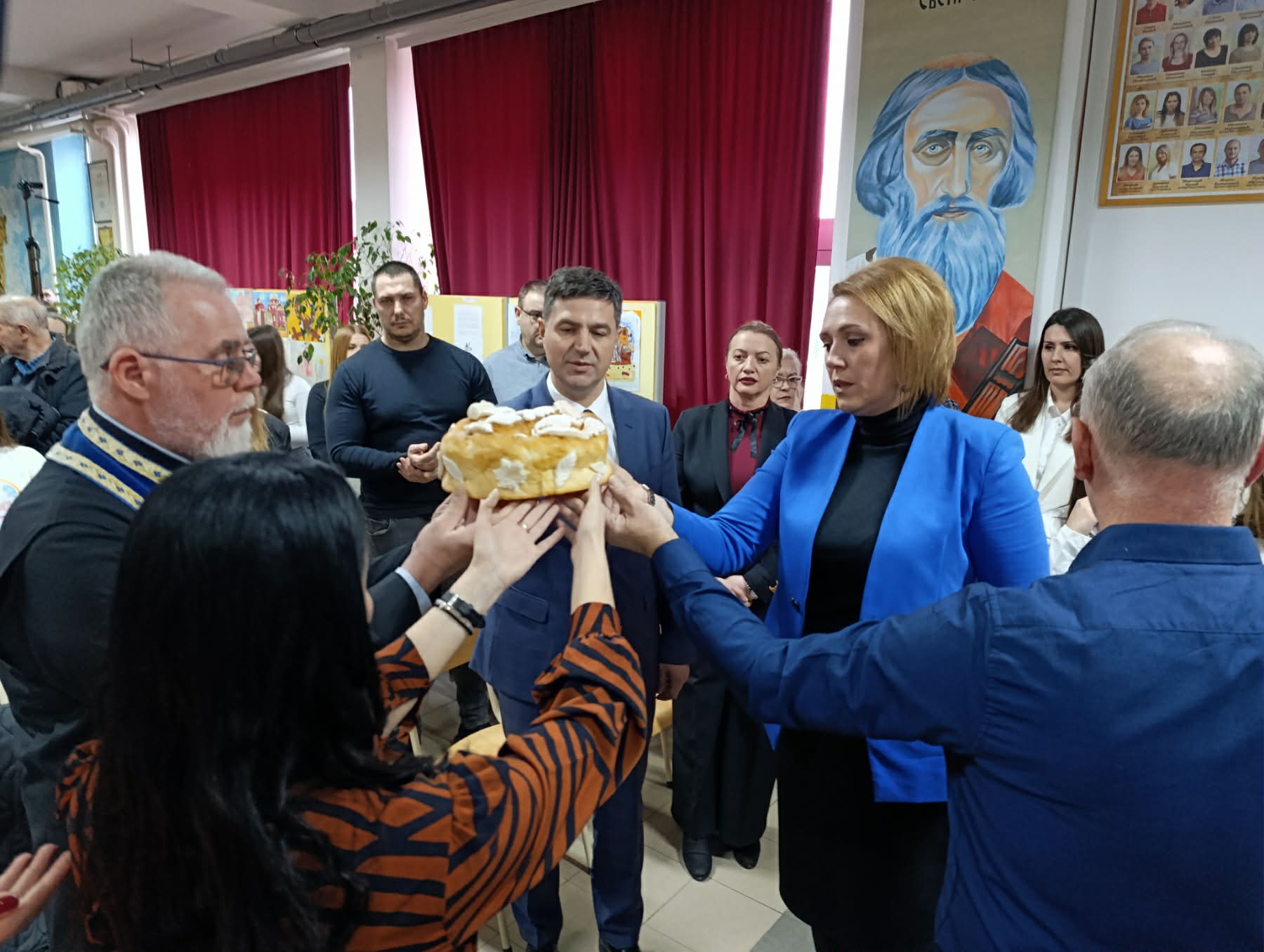 Rezanje slavskog kolača u OŠ Dr Zoran Đinđić Rezanje slavskog kolača u OŠ Dr Zoran Đinđić