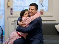 Obilazak porodice Stevanović, uz simbolične poklone pred useljene u svoju novu kuću Vasilija Stevanović i Dragoslav Pavlović