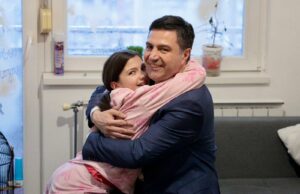 Obilazak porodice Stevanović, uz simbolične poklone pred useljene u svoju novu kuću Vasilija Stevanović i Dragoslav Pavlović