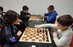 Palilula na 64 polja: Šahovski karavan okuplja decu i mlade u školama Dečji šahovski klub Osnovac iz Niša